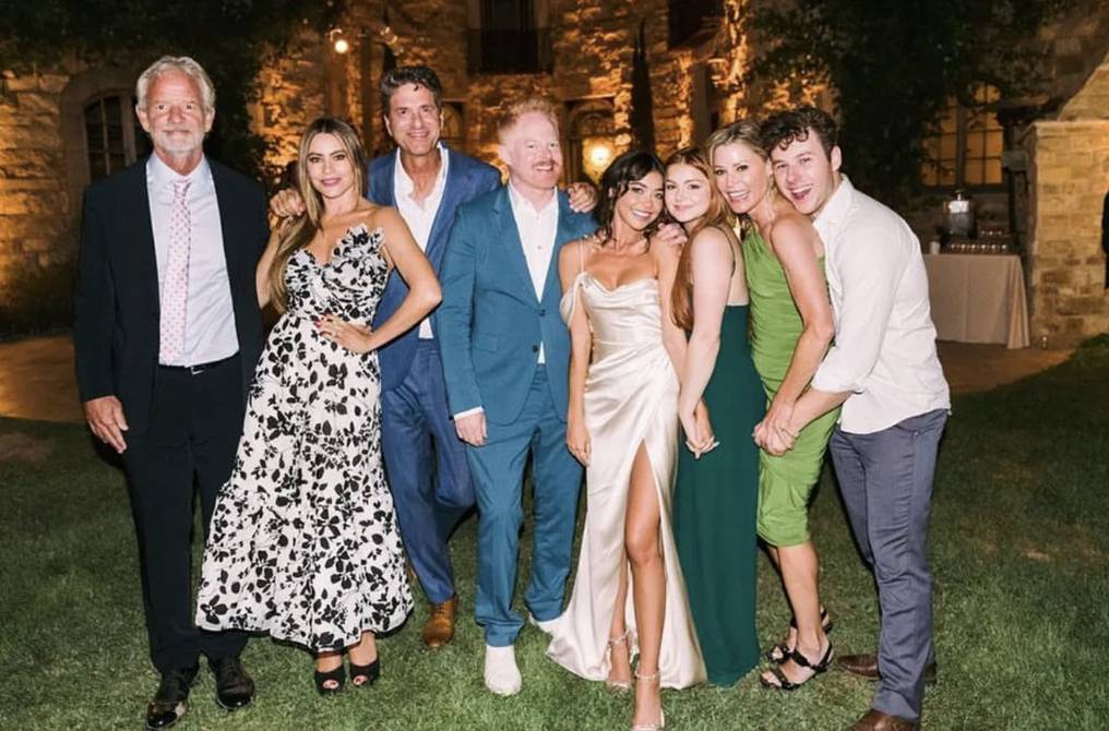 sarah hyland wedding picture with modern family